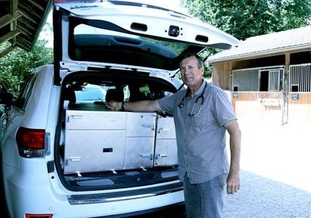 Appareil d'échographie dans une salle médicale ; un écran affiche une échographie.