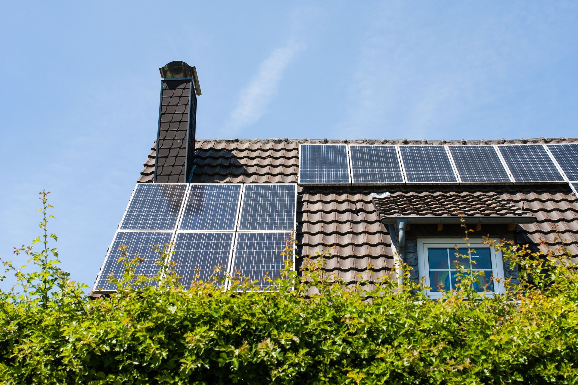 Des panneaux photovoltaïques sur le toit d'une maison
