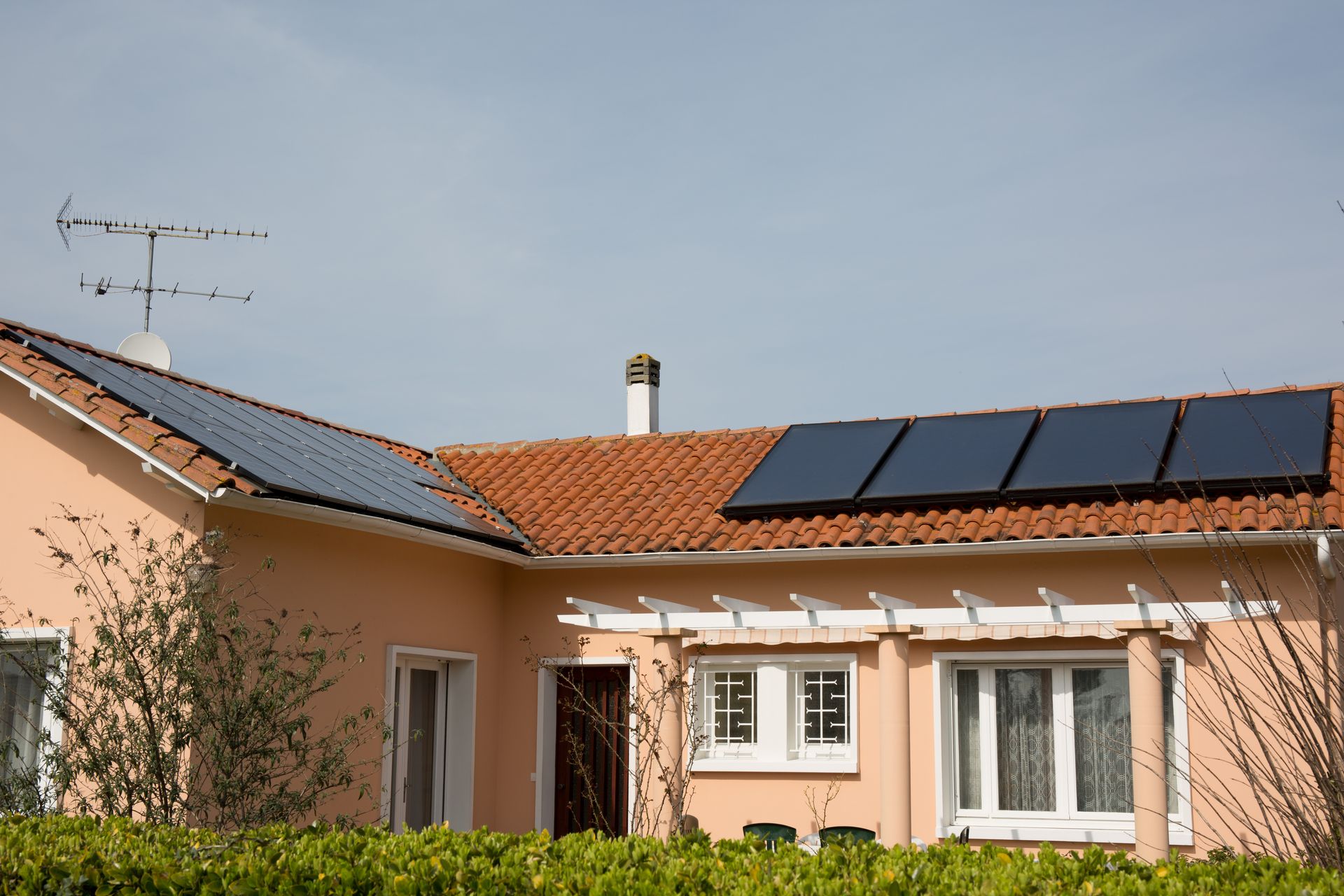 Des panneaux photovoltaïques sur le toit d'une maison