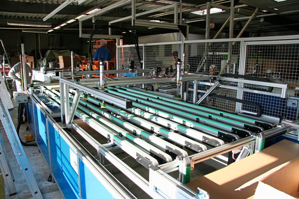 Gluejet Maschine beleuchtet