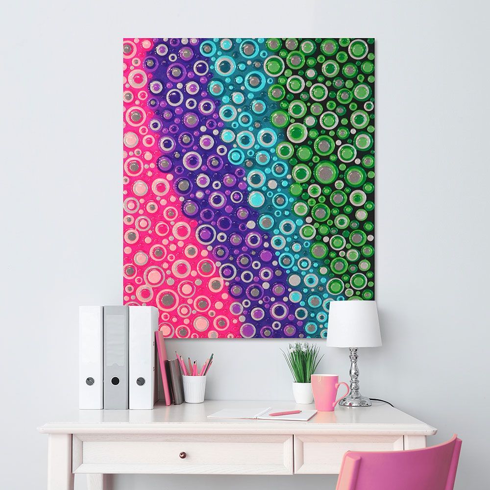 Ein Schreibtisch mit einem Gemälde an der Wand darüber