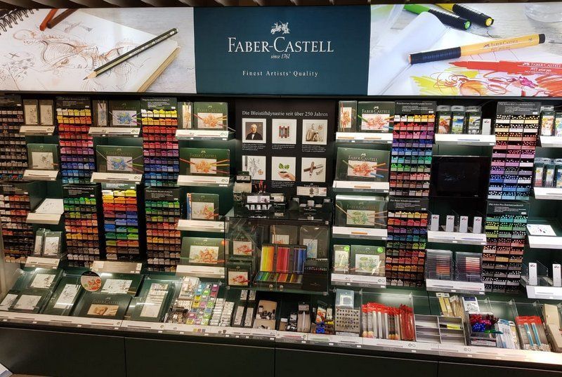 Eine Ausstellung von Faber Castell Buntstiften in einem Geschäft