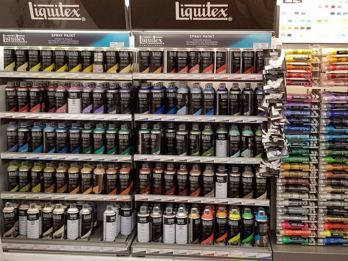 Eine Auslage mit Acrylfarben in einem Geschäft.