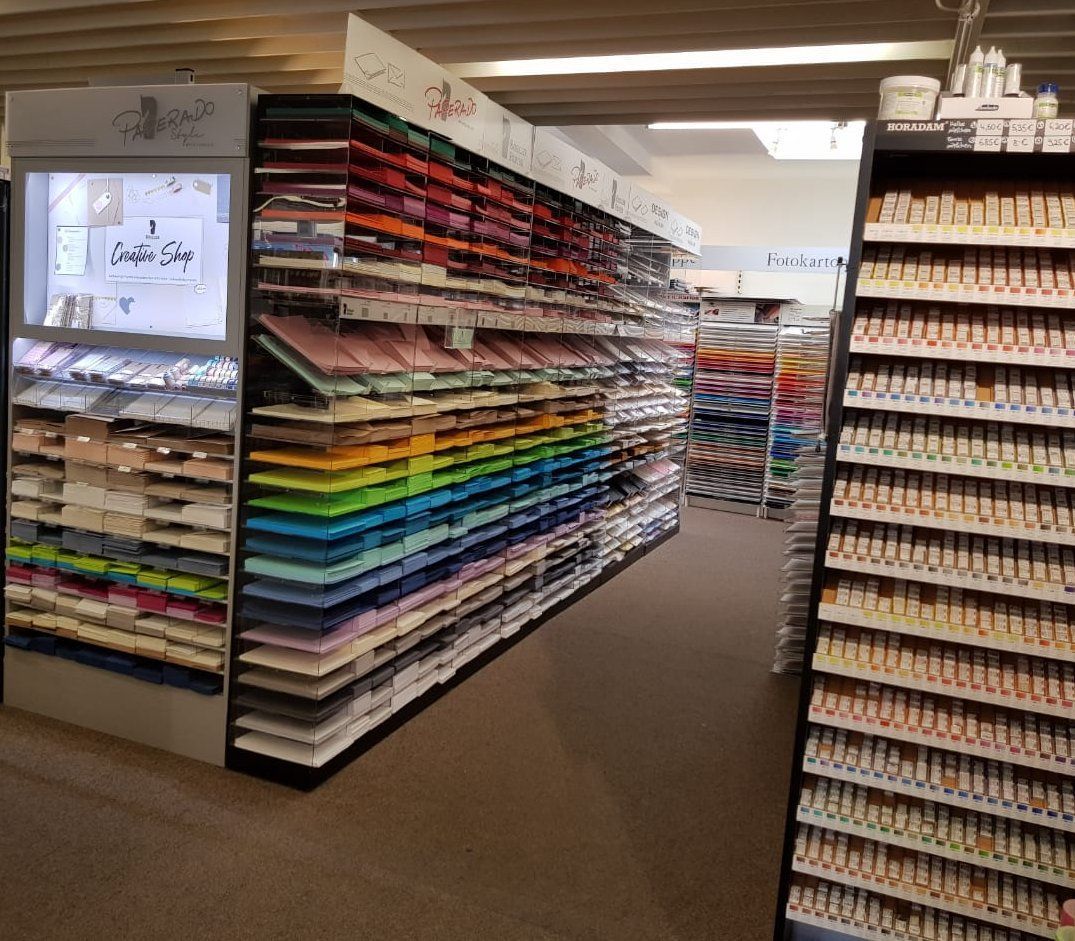 Ein Laden voller Papier in vielen verschiedenen Farben