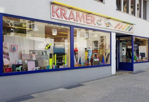 Ein Laden mit einem Schild mit der Aufschrift „Kramer“