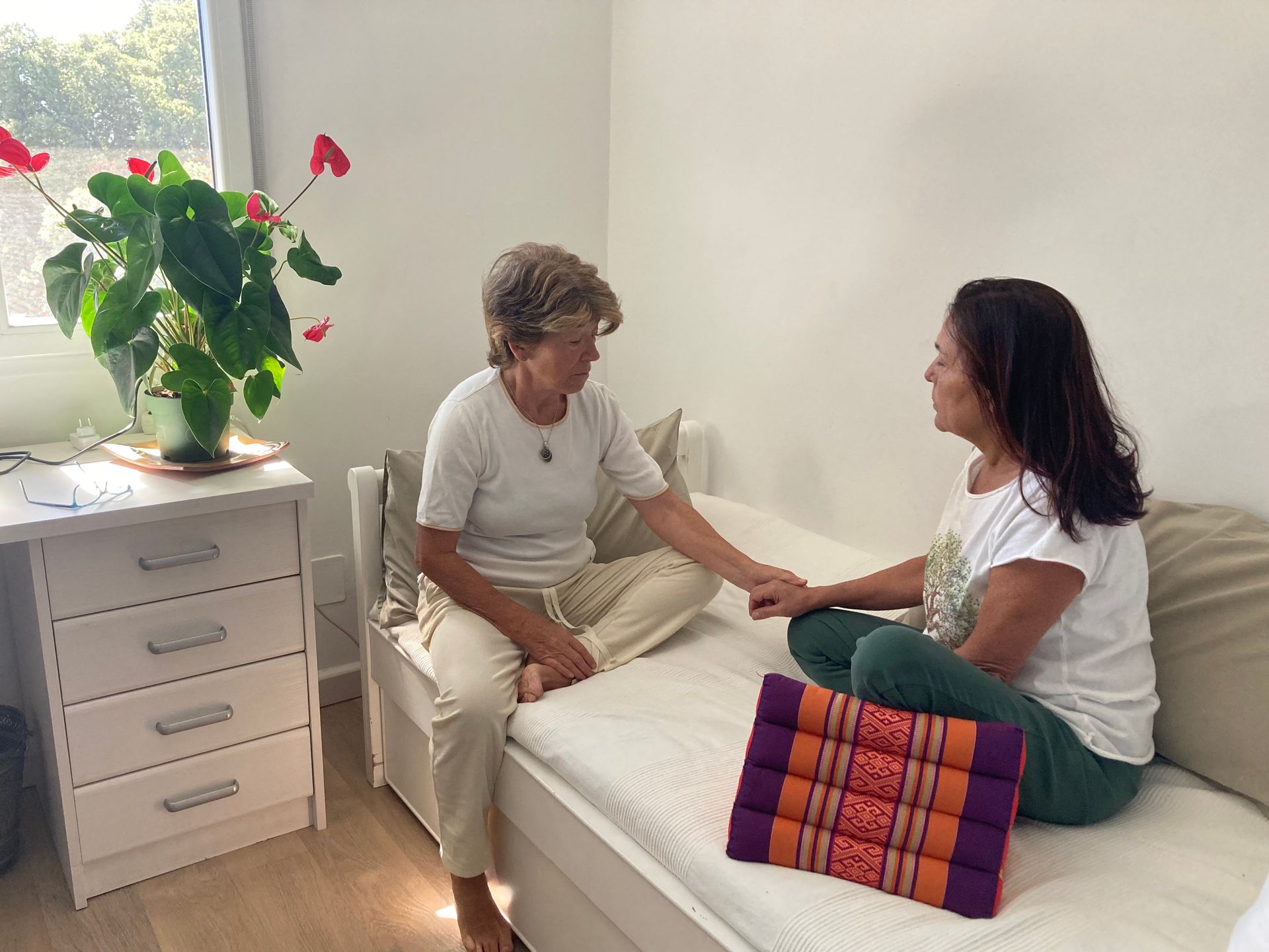 Un hombre está acostado en una mesa recibiendo un masaje de una mujer.