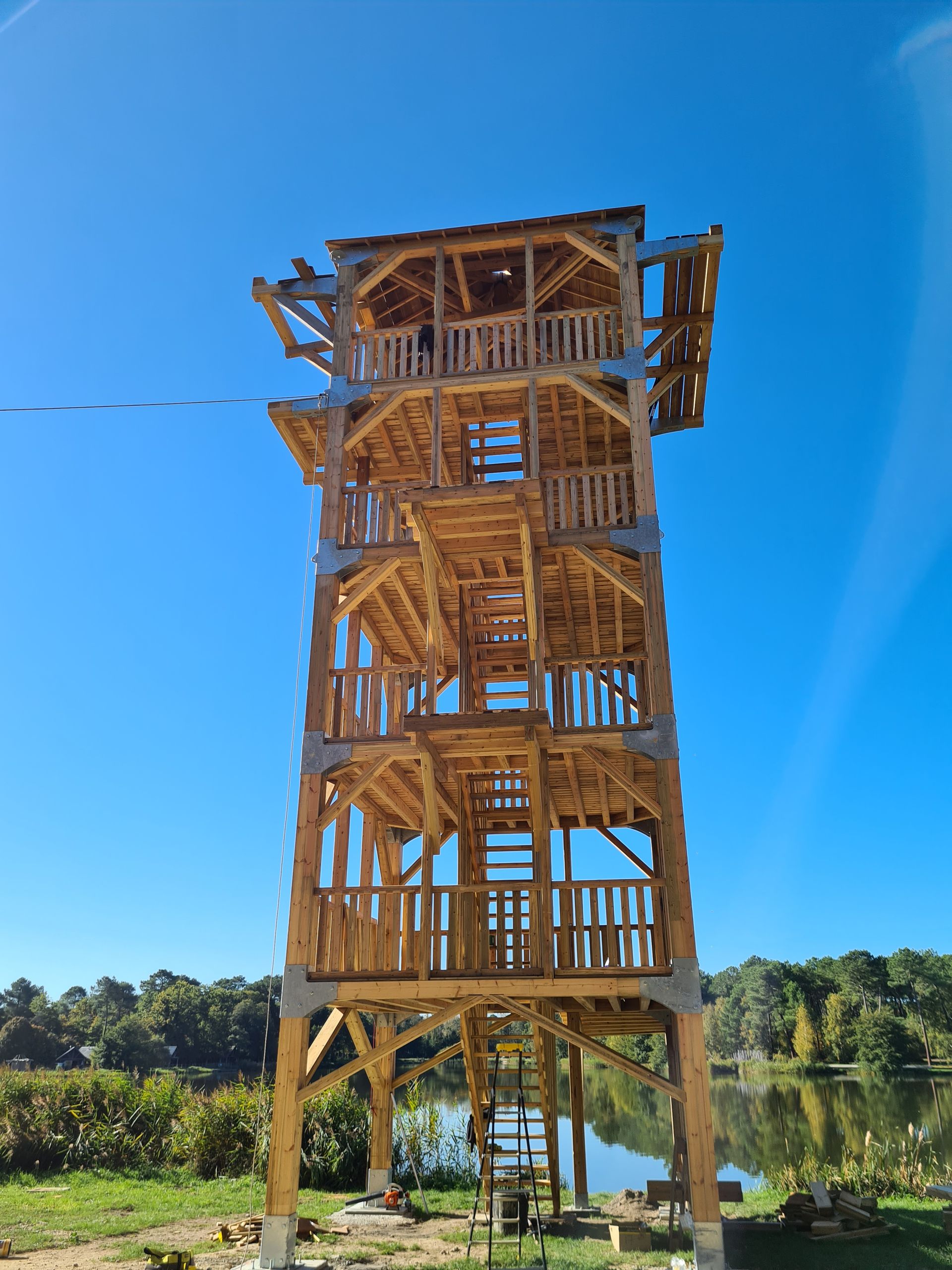 Tour en bois vue d'en bas