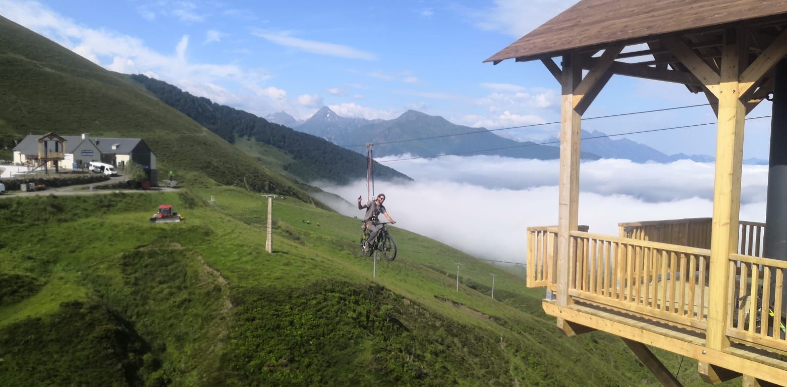 Vélo sur cable en haut de la tour