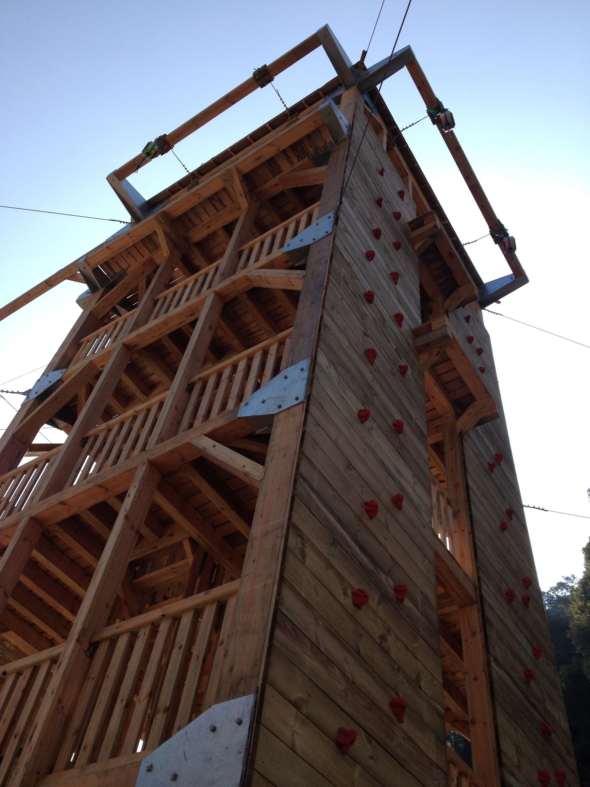 Tour en bois avec mur d'escalade vue de bas