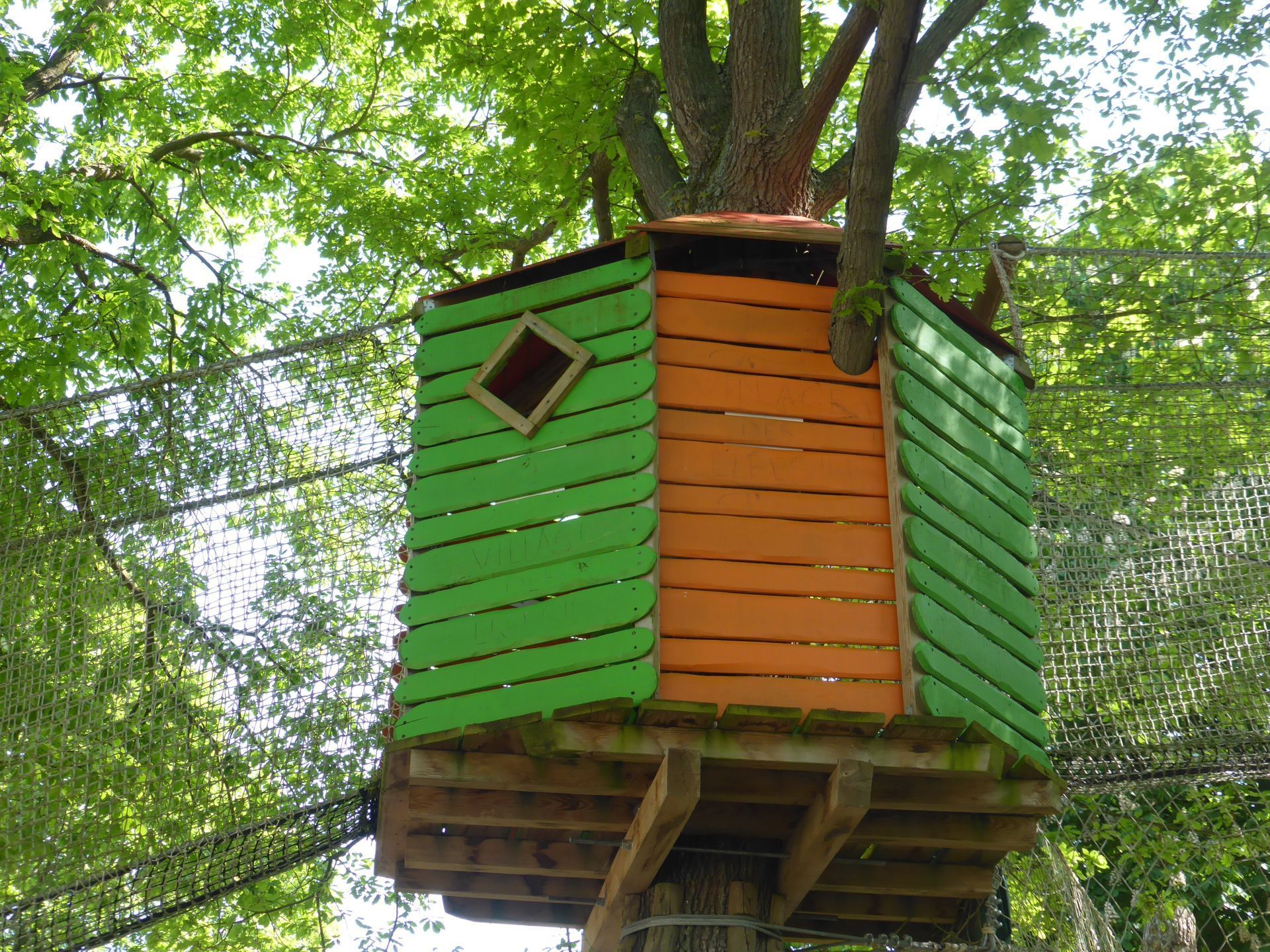 Cabane en bois dans les arbres pour enfants- planches en châtaignier  avec peinture