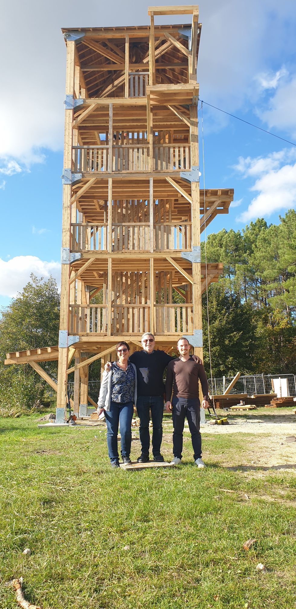 Équipe MSF devant la tour en bois