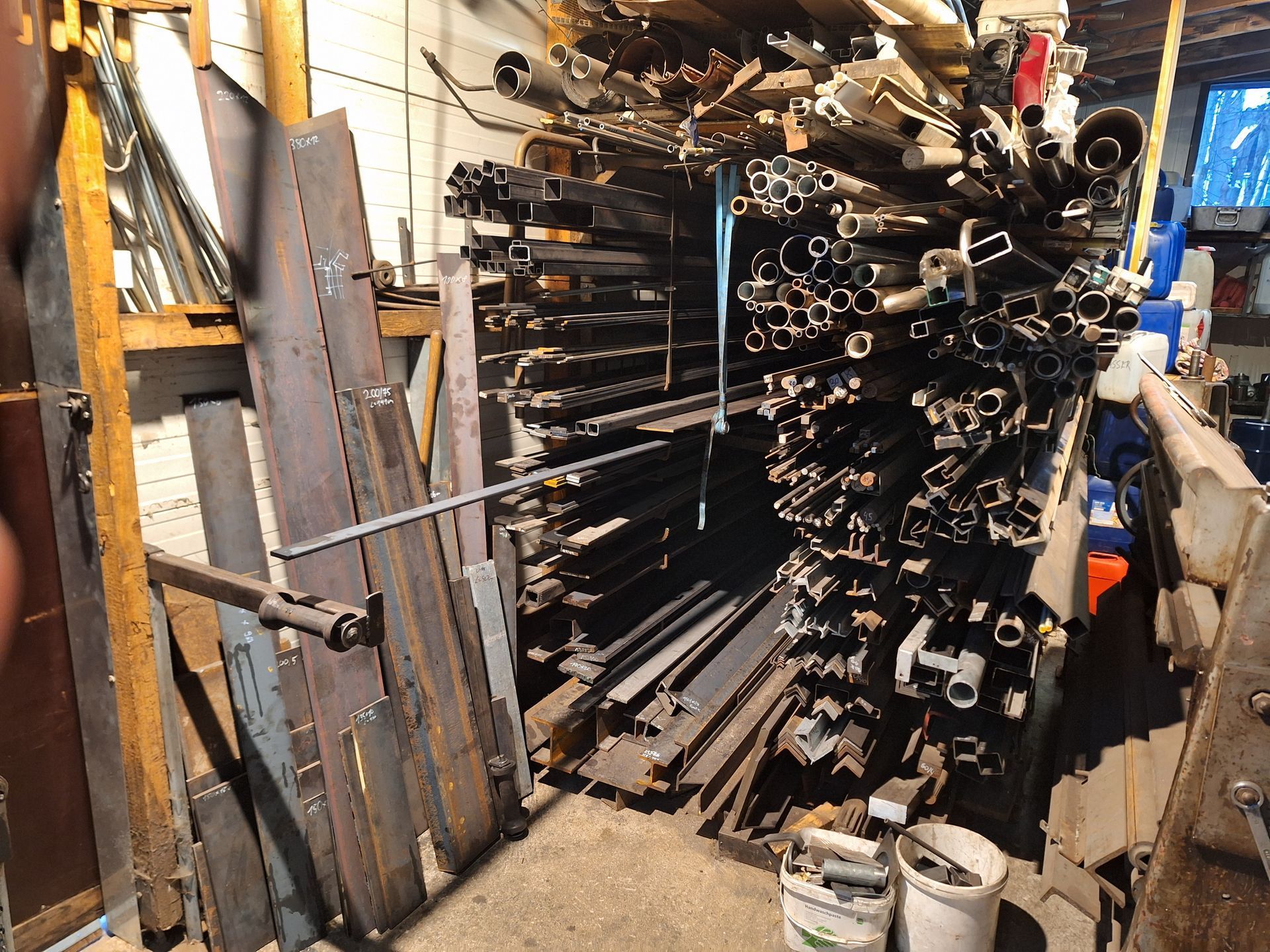 Eine Reihe von Metallrohren, die aufeinander gestapelt sind