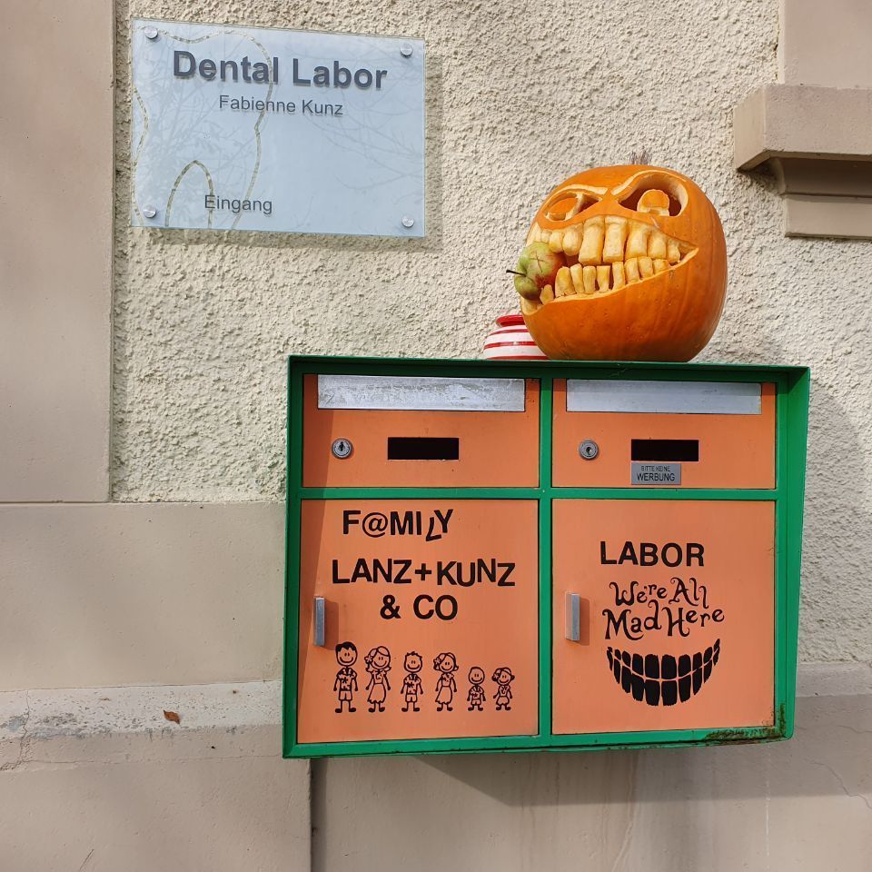 Briefkasten von Dental Labor mit darauf großer ausgeschnittener Kürbis für Halloween
