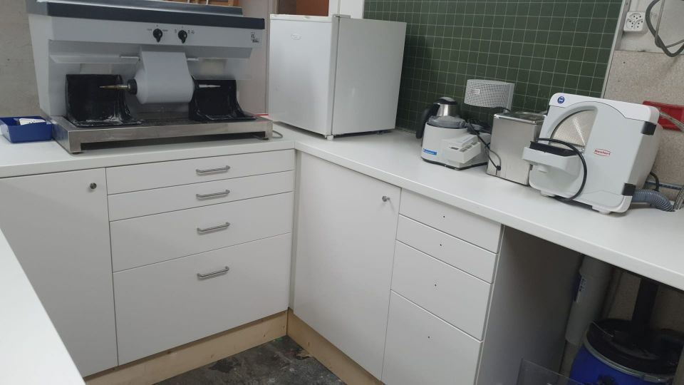 Maschinen und Geräte für die Herstellung von Zahnersatz im Dental Labor