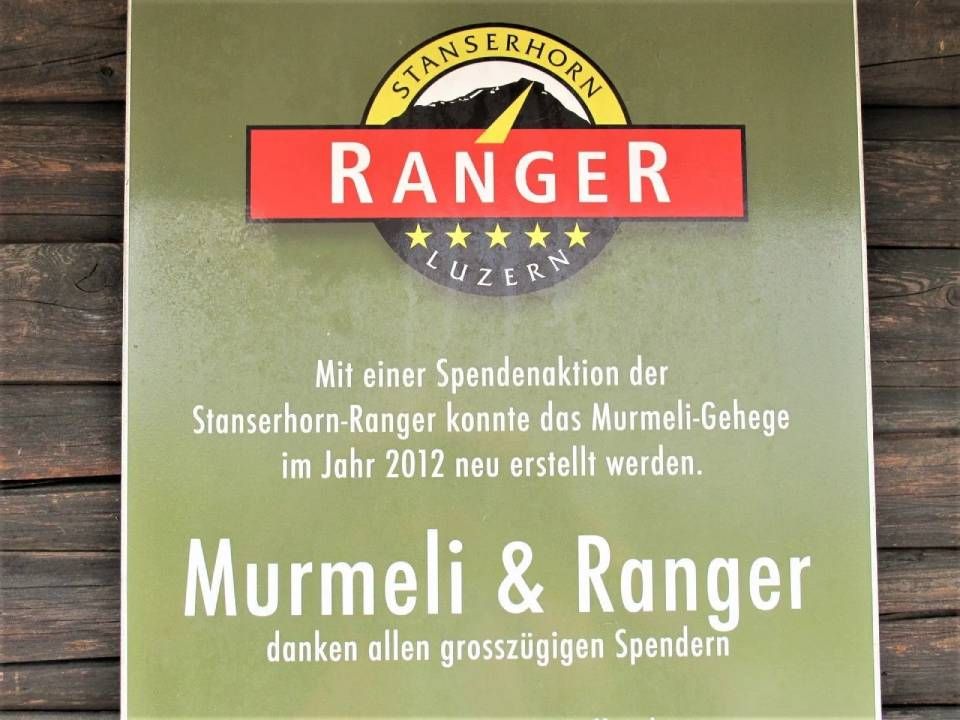 Ein Schild an einer Holzwand dankt den Spendern für die Finanzierung des Baus des Stanserhorn-Murmeltiergeheges im Jahr 2012.