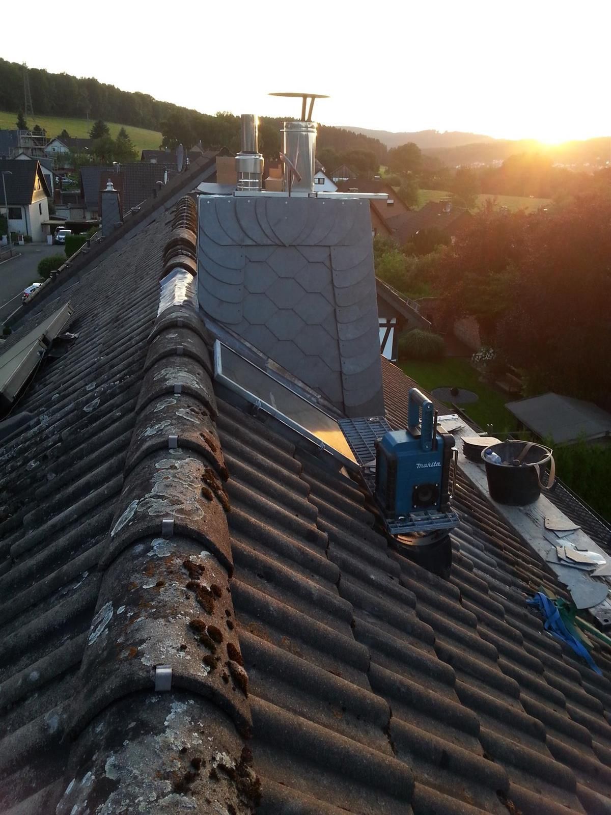 Ein Dach mit einem Schornstein und einer Kamera darauf