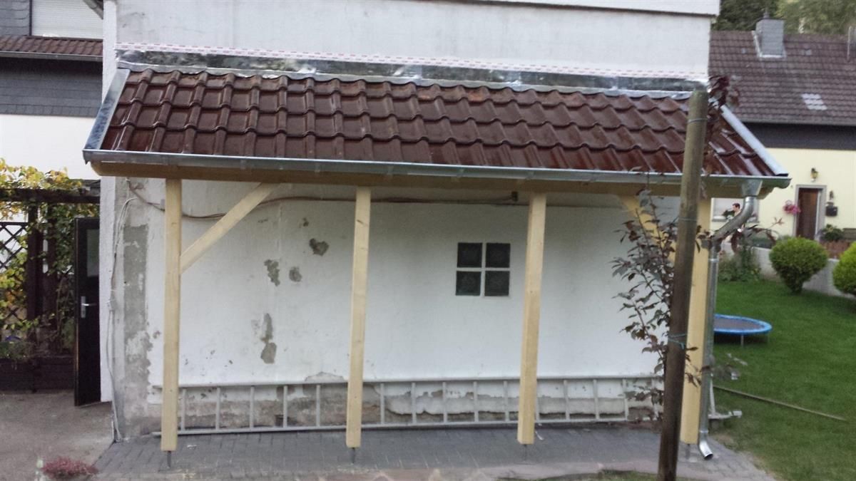 Ein weißes Gebäude mit einem braunen Dach und einem Fenster