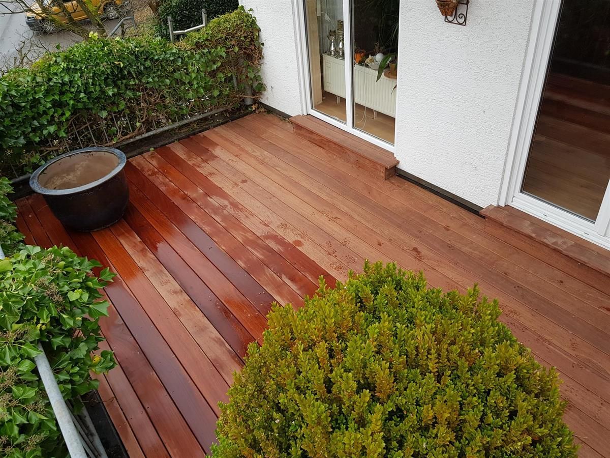 Ein Holzdeck mit einer Topfpflanze darauf