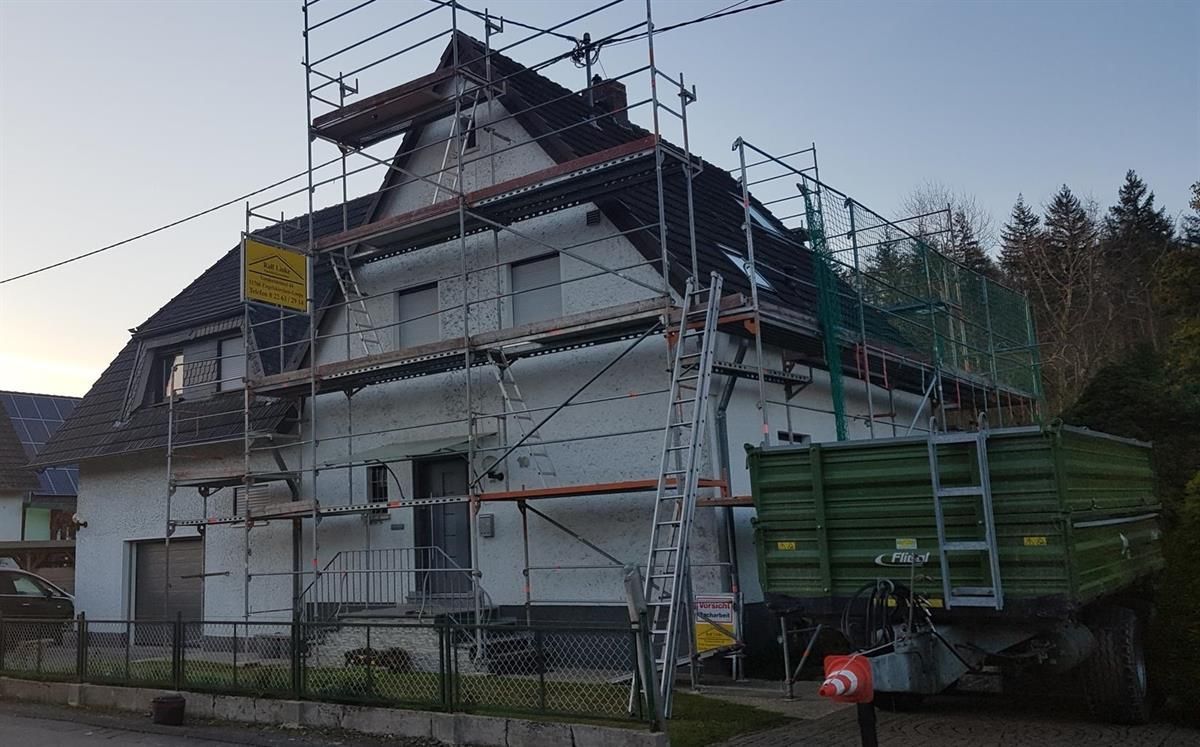 Ein Haus wird umgebaut, an der Seite steht ein Gerüst.