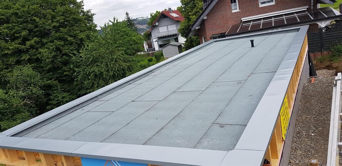 Auf einem Gebäude wird ein Dach errichtet.