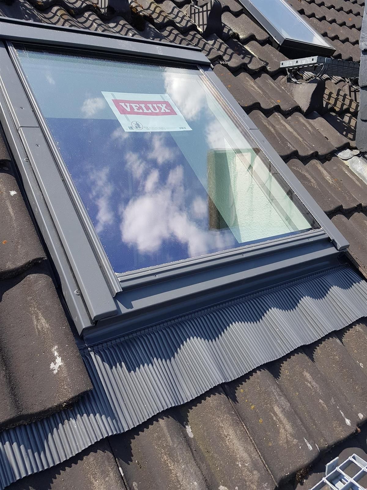 Auf dem Dach eines Hauses befindet sich ein Oberlicht.