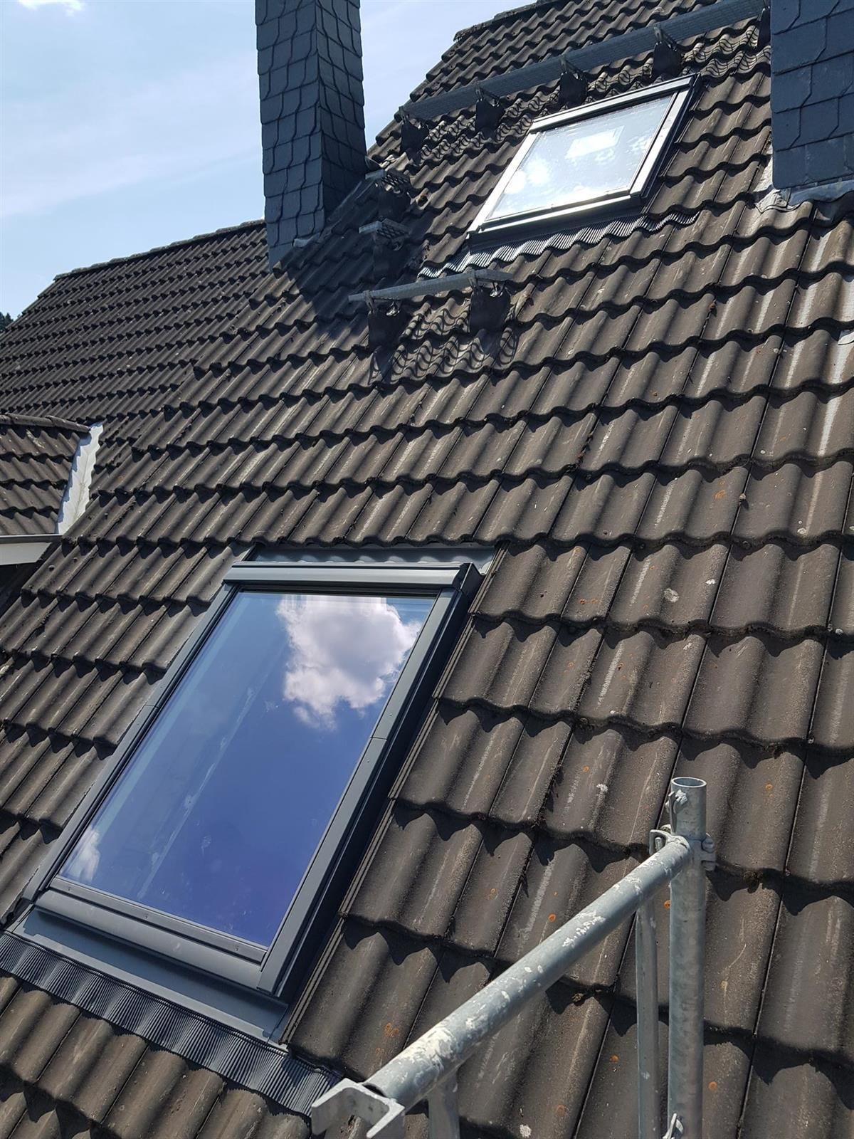 Ein Dach mit einem Oberlicht und einem Schornstein darauf