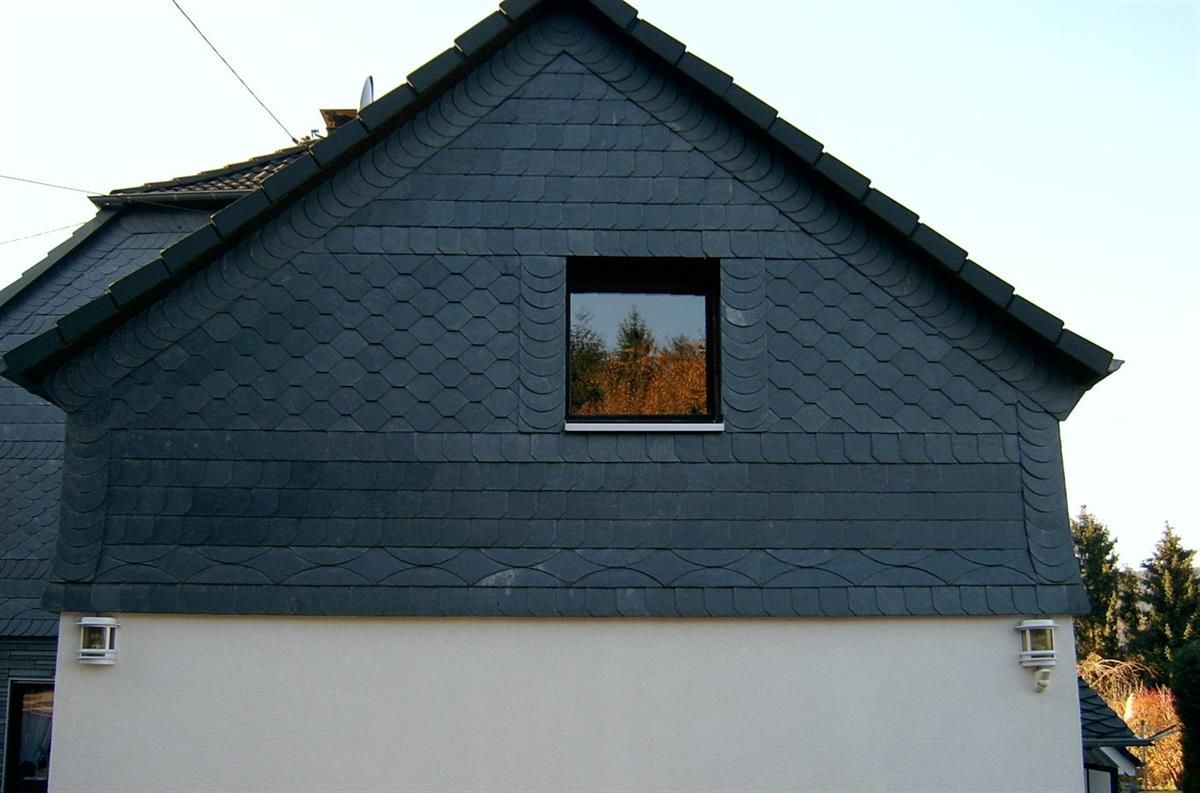 Ein kleines Fenster an der Seite eines Gebäudes