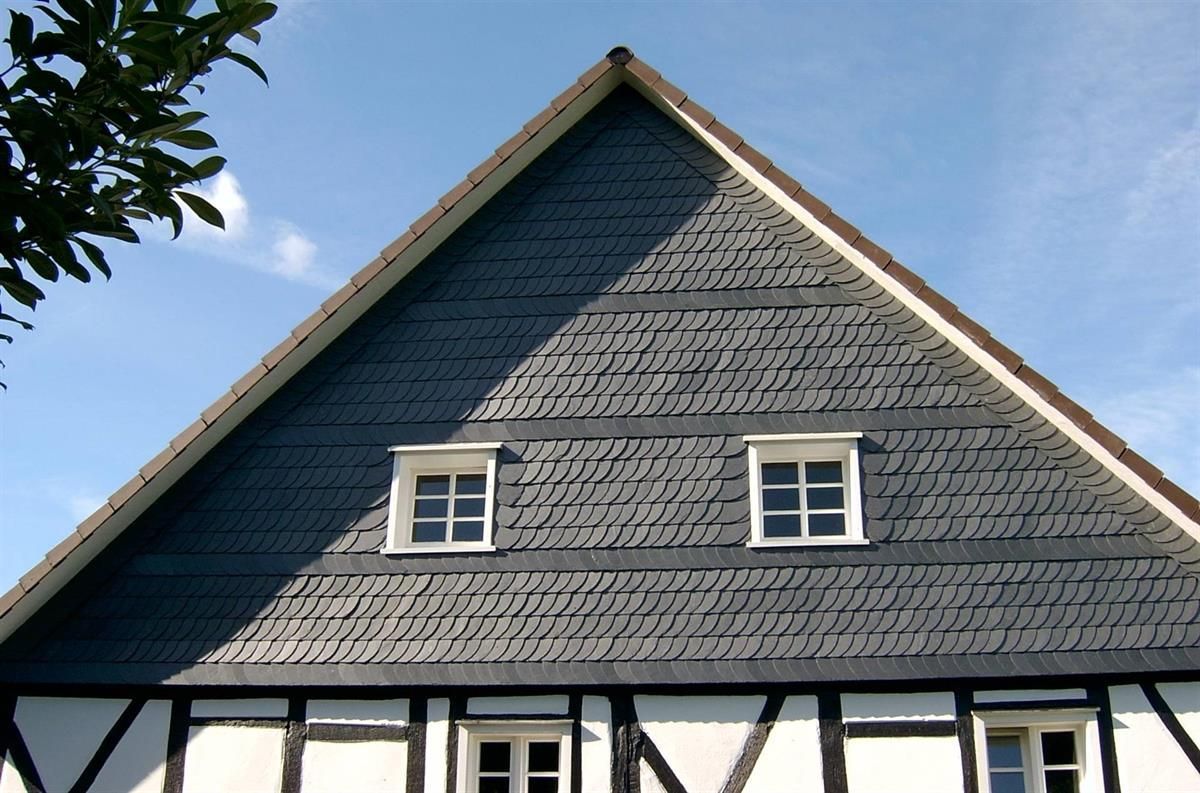 Das Dach eines Gebäudes mit einem dreieckigen Dach