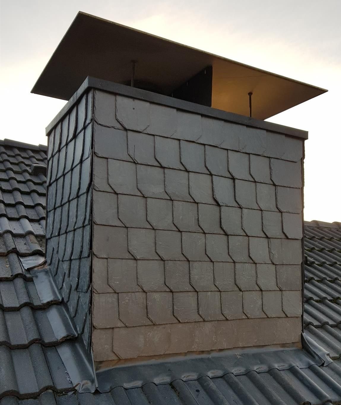 Ein Dach mit einem Schornstein darauf