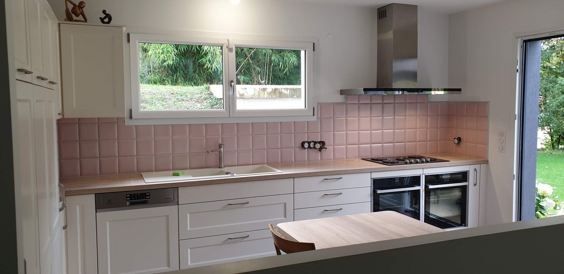 Cuisine crédence rose