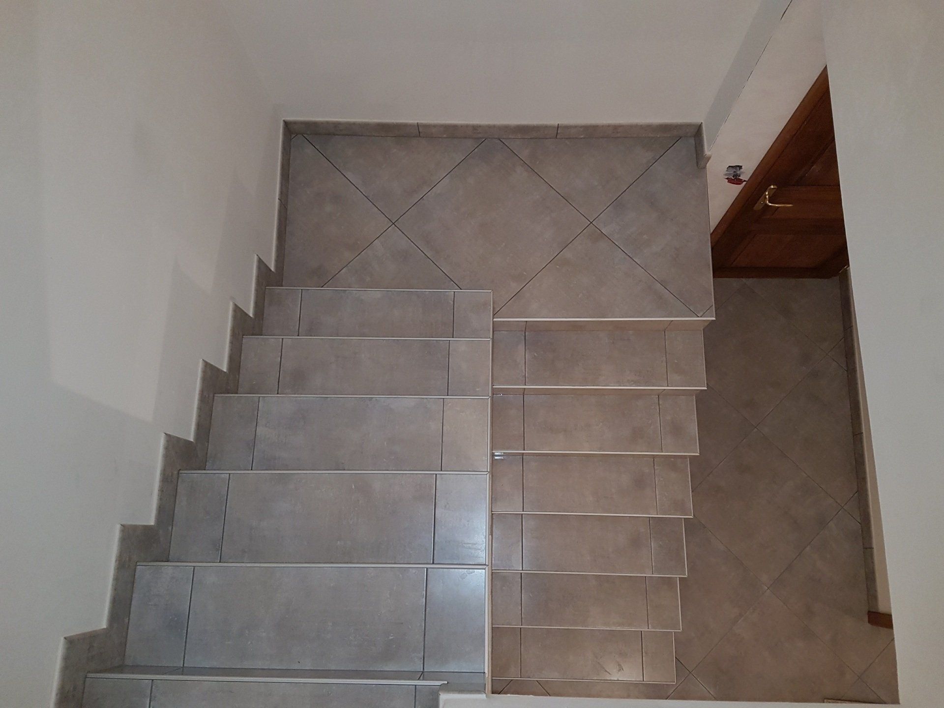 Escalier carreaux gris