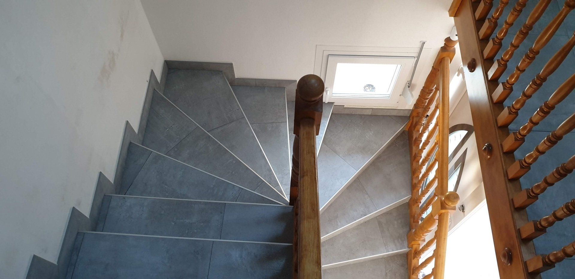 Escaliers carreaux gris, vu de haut