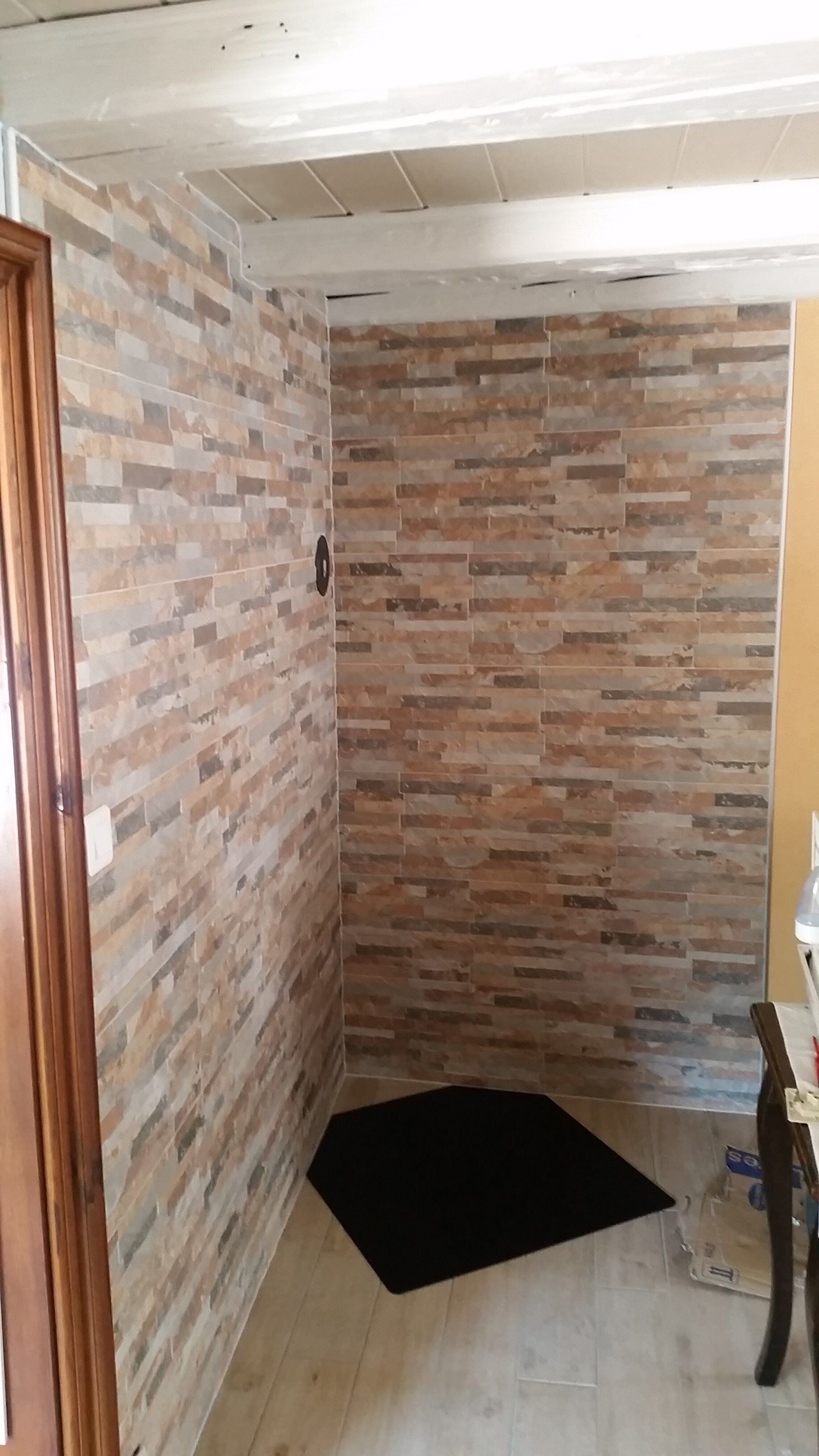 Carreaux de petite taille sur le mur