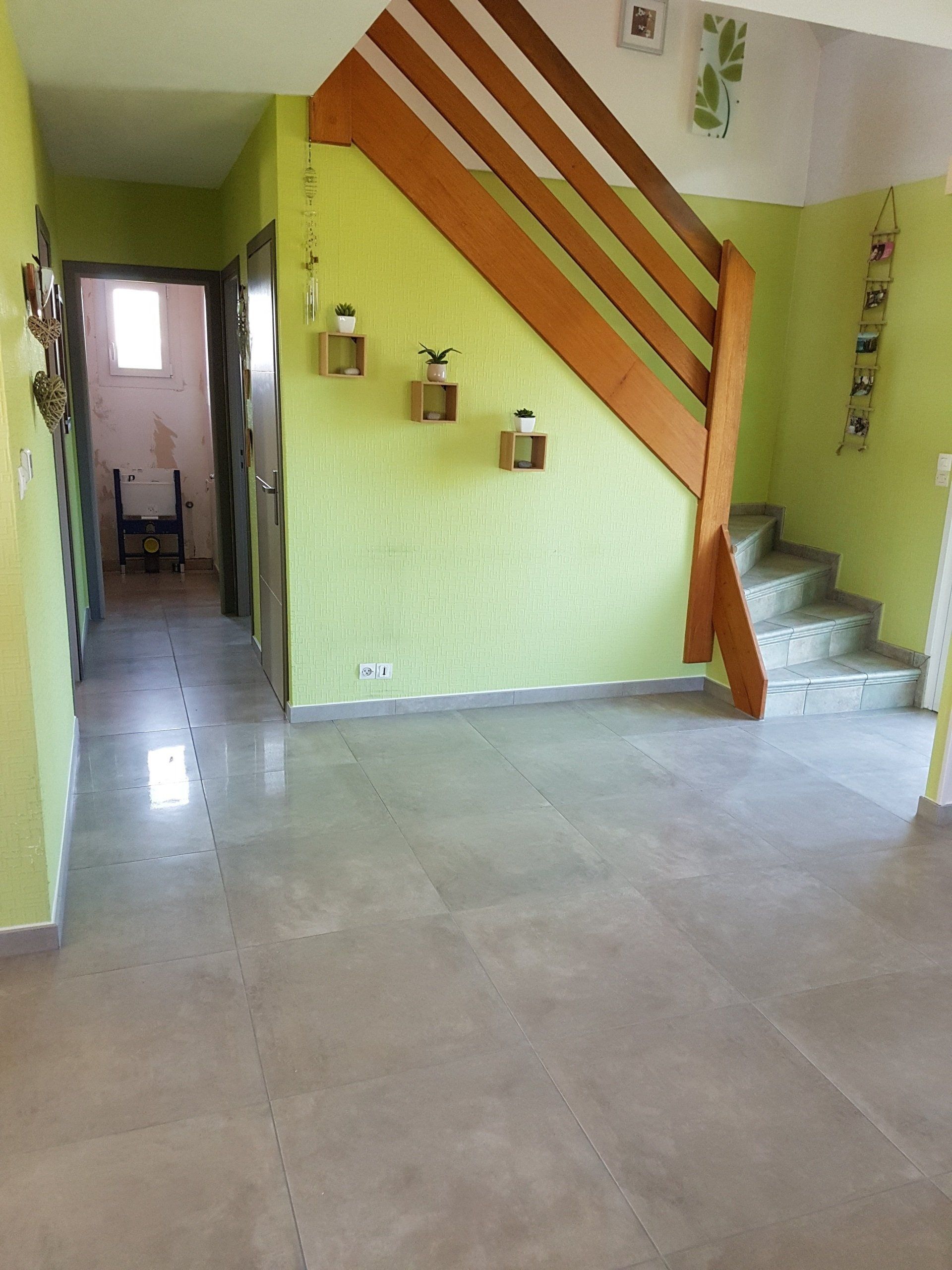 Intérieur escaliers carreaux gris