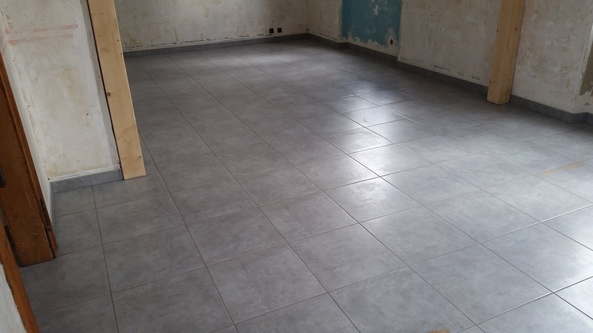 Carrelage gris posé