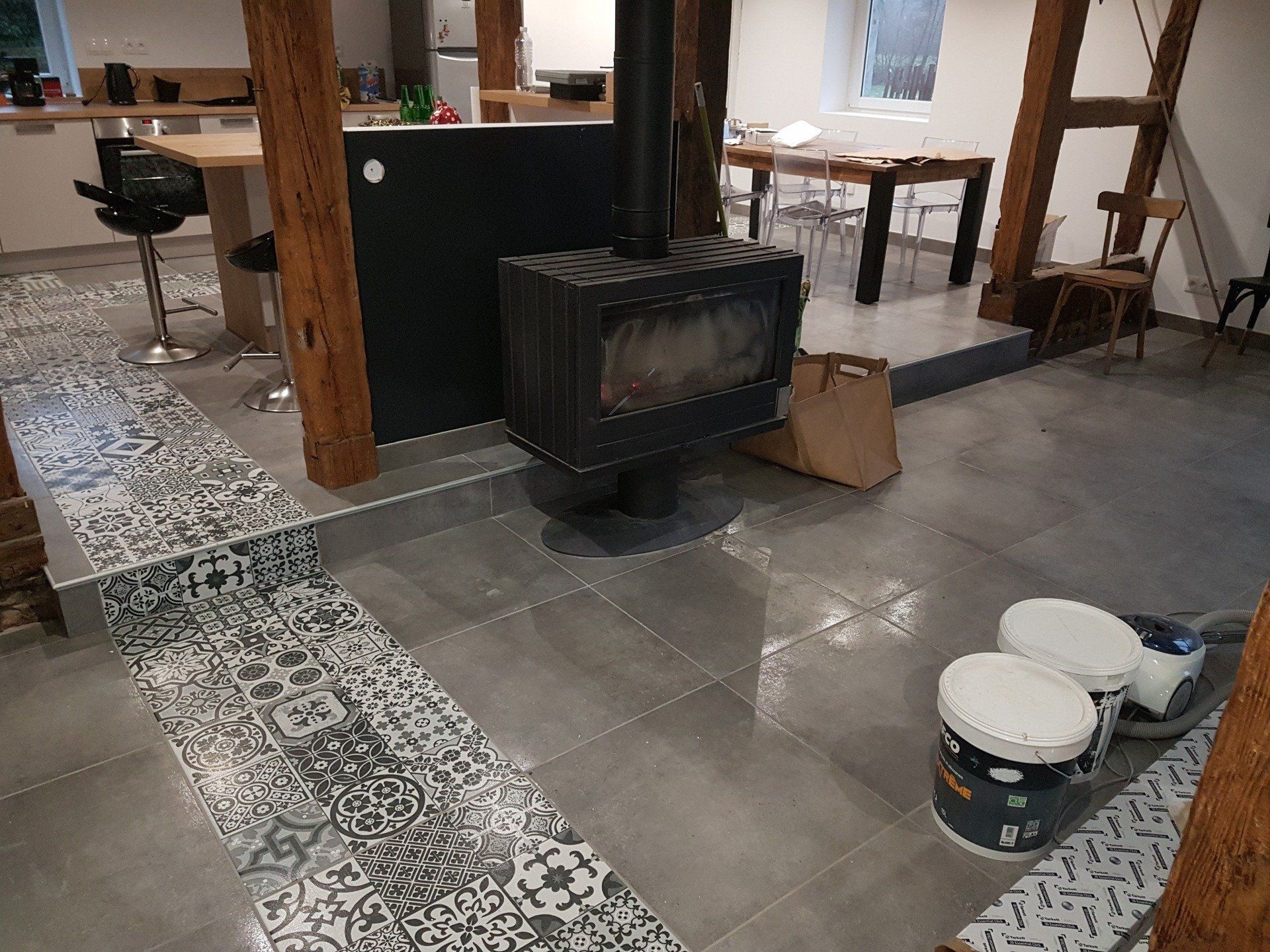 Carrelage gris dans le salon