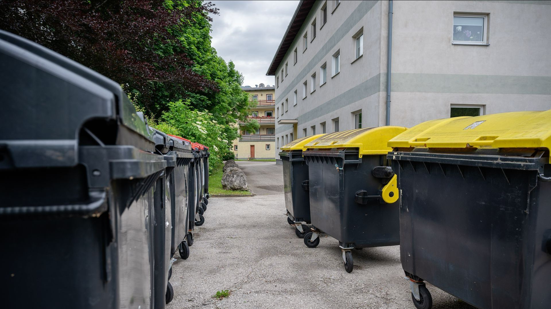 De nombreuses poubelles en extérieur