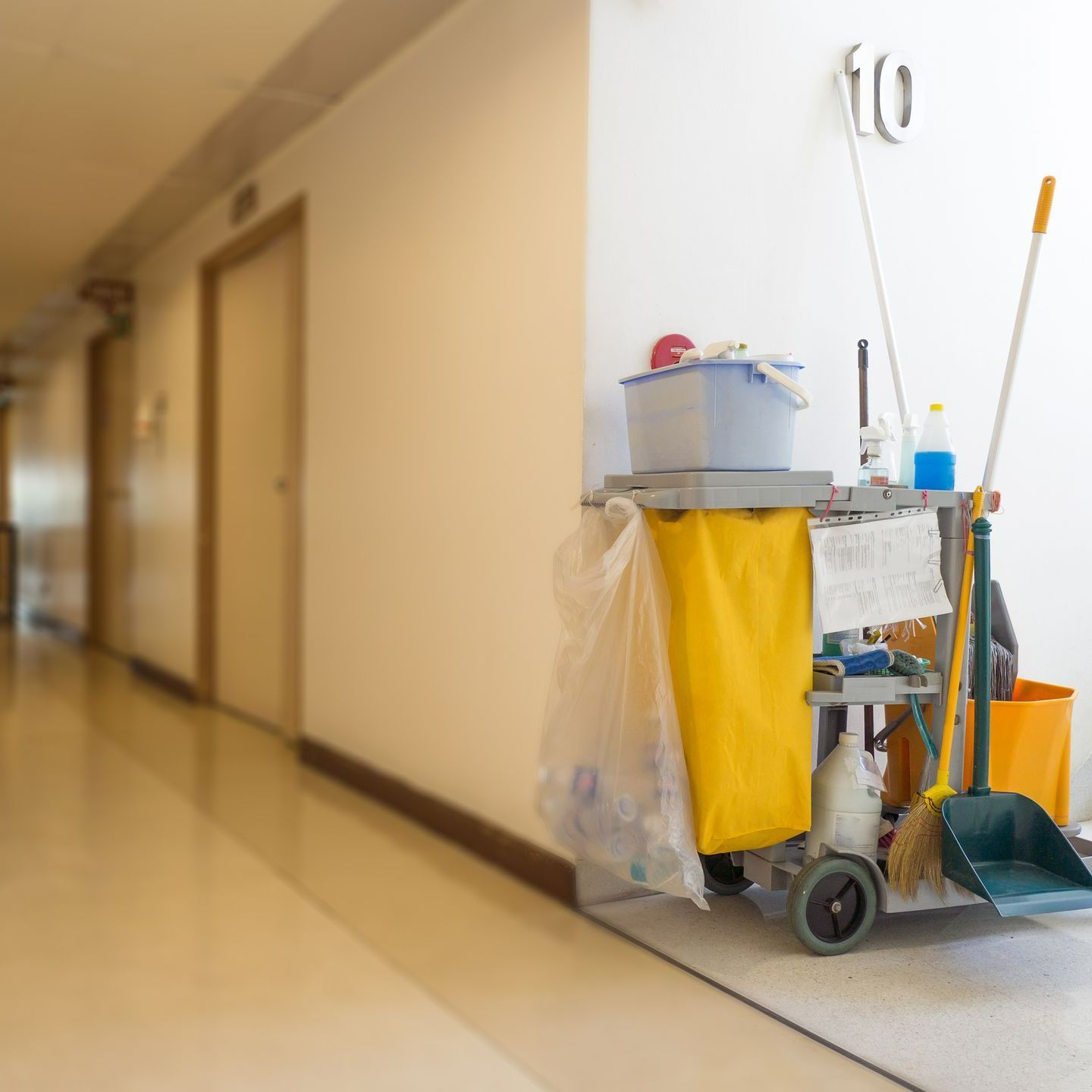 Un chariot de nettoyage posé dans un couloir