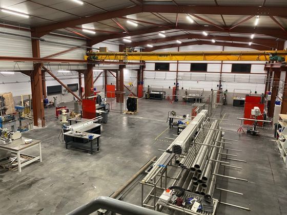 Ateliers SVTI dans un immense hangar