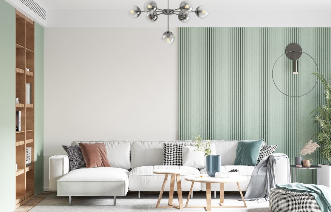 Salon avec un canapé sectionnel blanc, des étagères en bois et un mur d'accent vert.