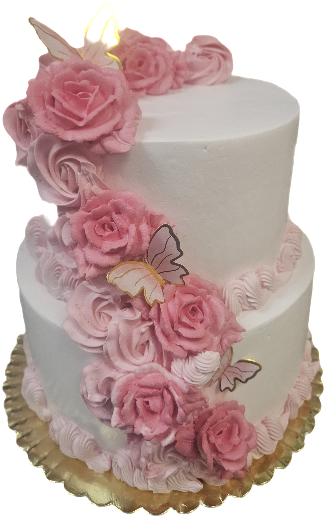 Un pastel blanco con rosas rosadas y mariposas encima.