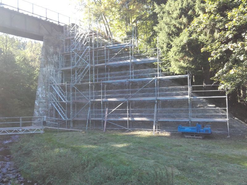 Gerüst am Pfeiler einer Brücke