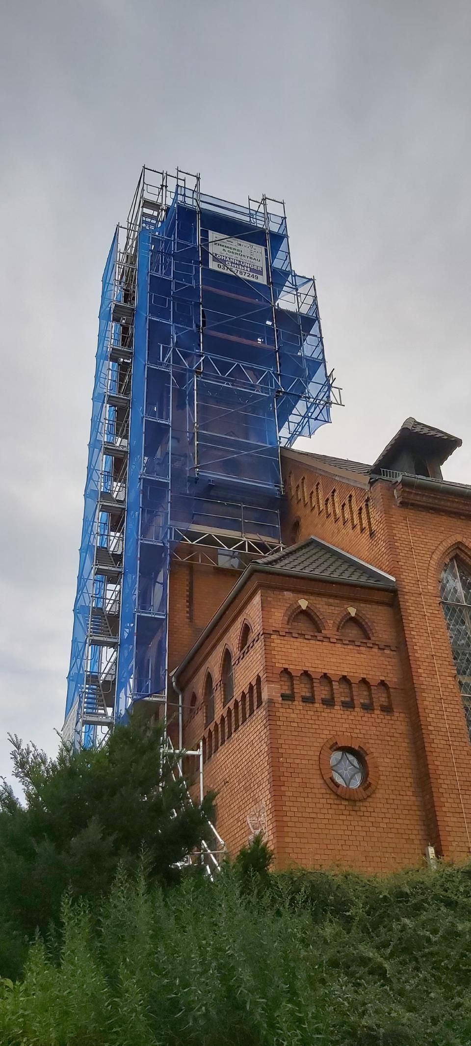 Blaues Gerüst an einer Kirche