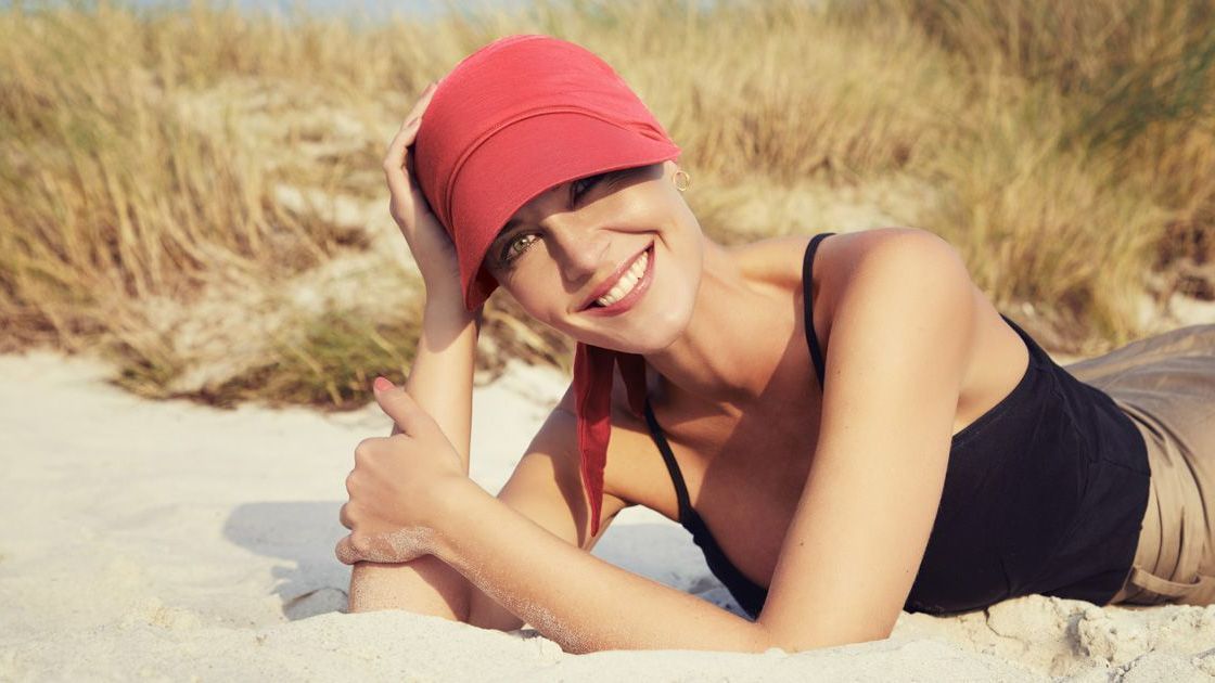 Femme avec un turban comme protection contre le soleil