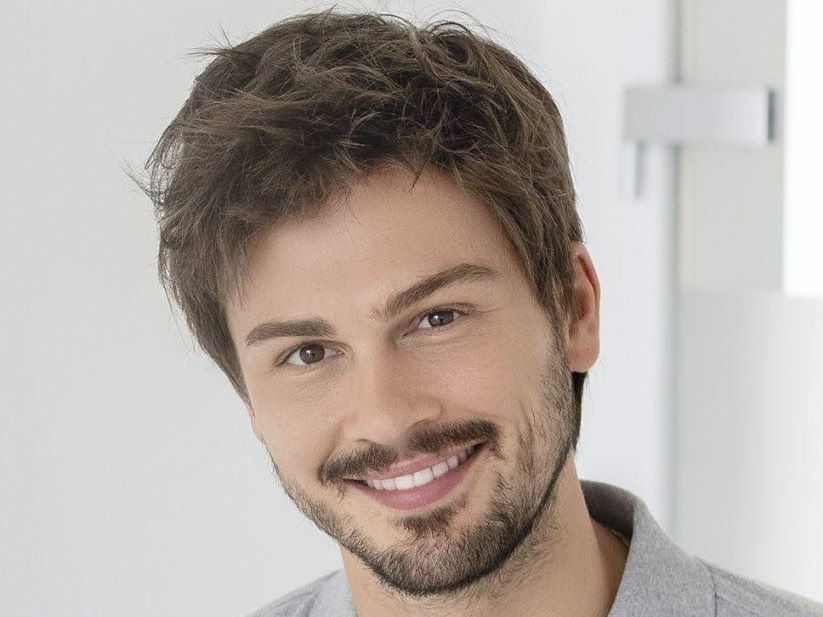 Homme souriant avec complément capillaire