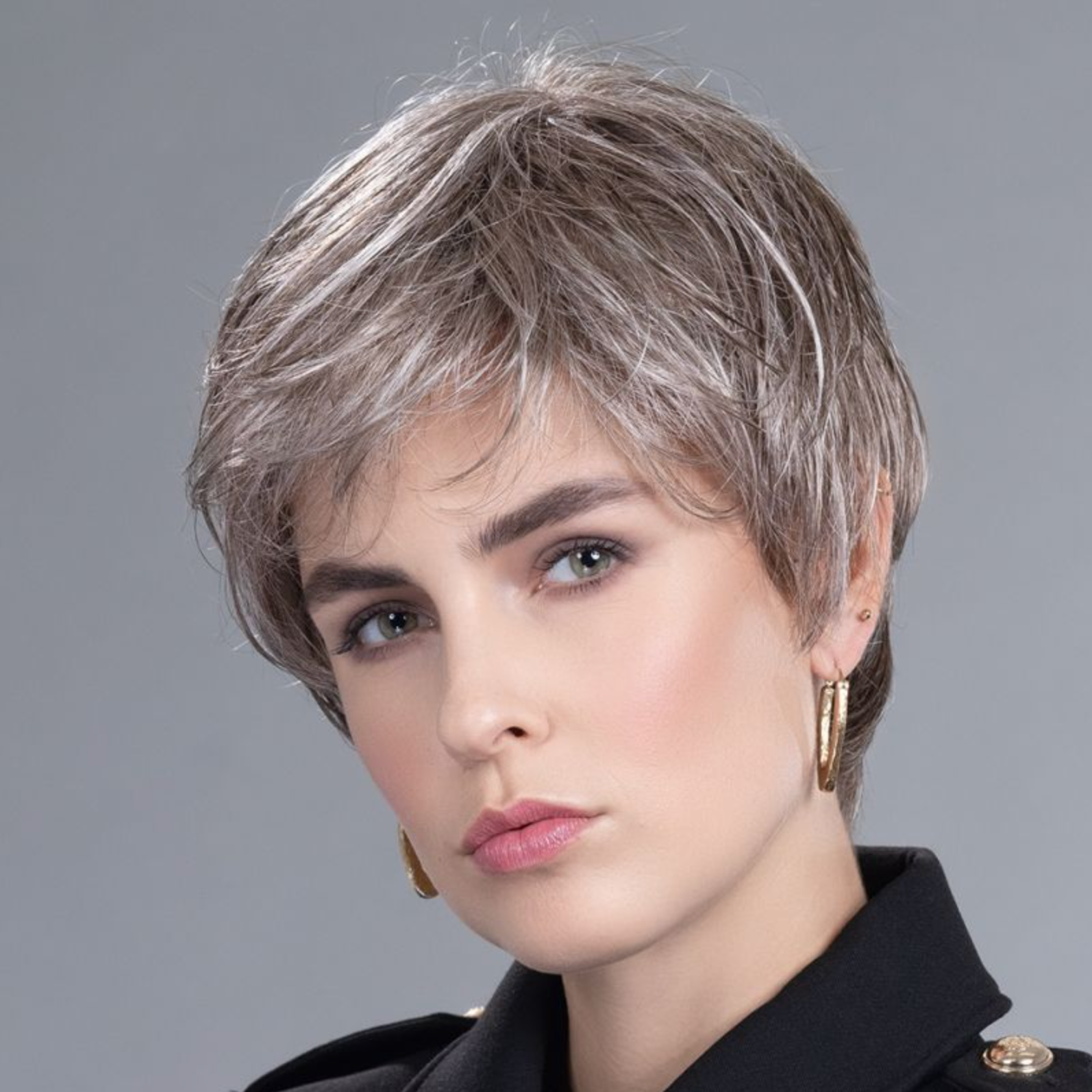 Femme portant un volumateur capillaire