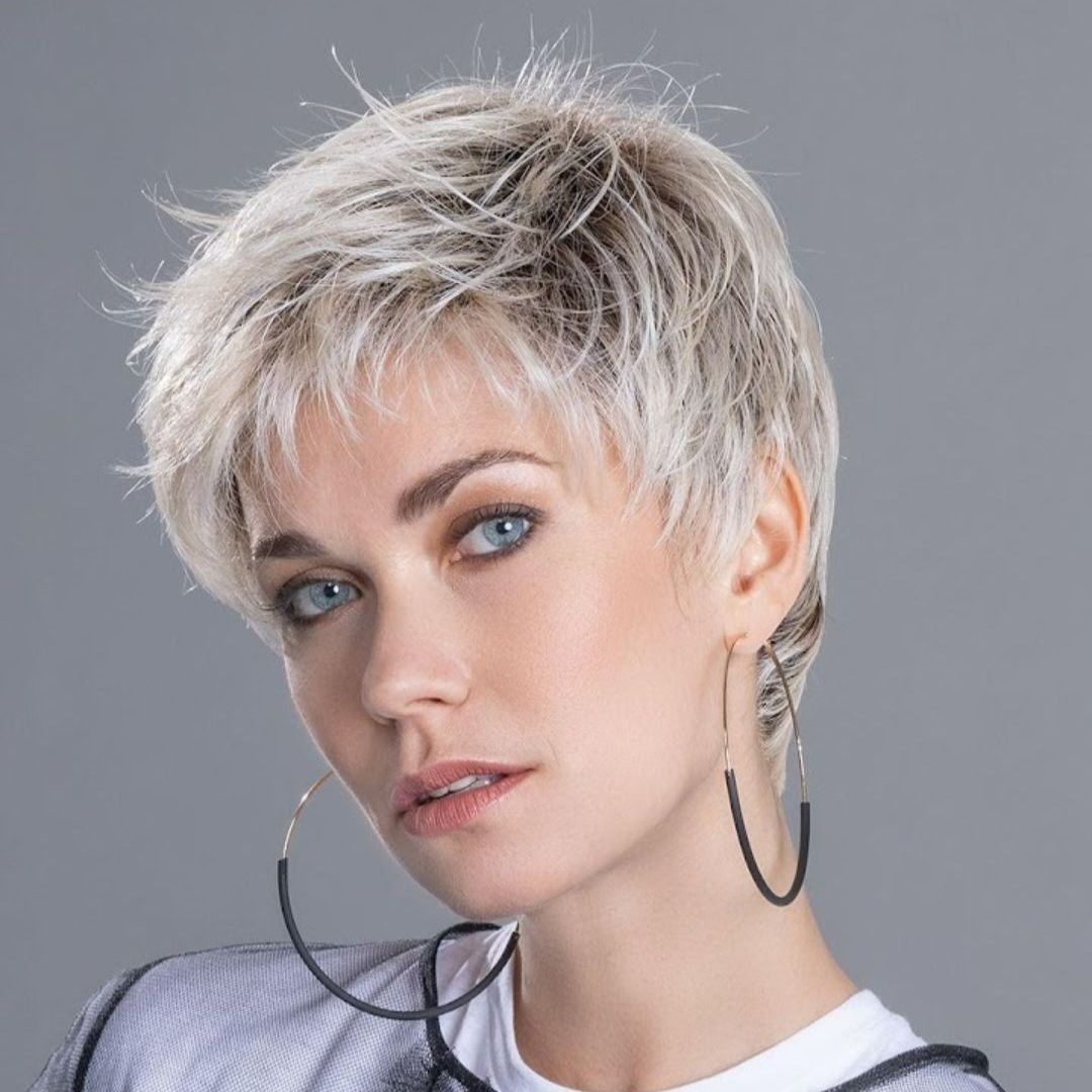 Femme avec volumateur capillaire