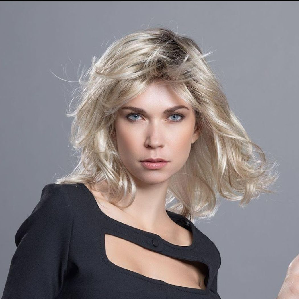 Perruque de femme : cheveux mi-longs