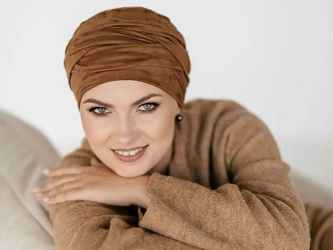 Femme souriante portant un turban