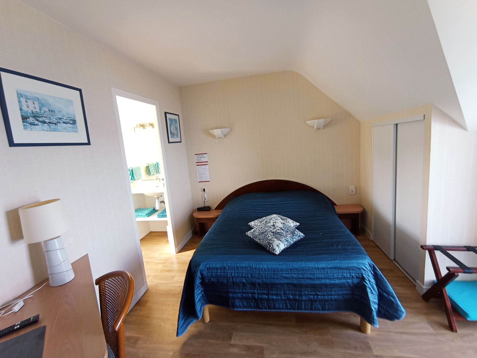 Chambre double avec tapisserie